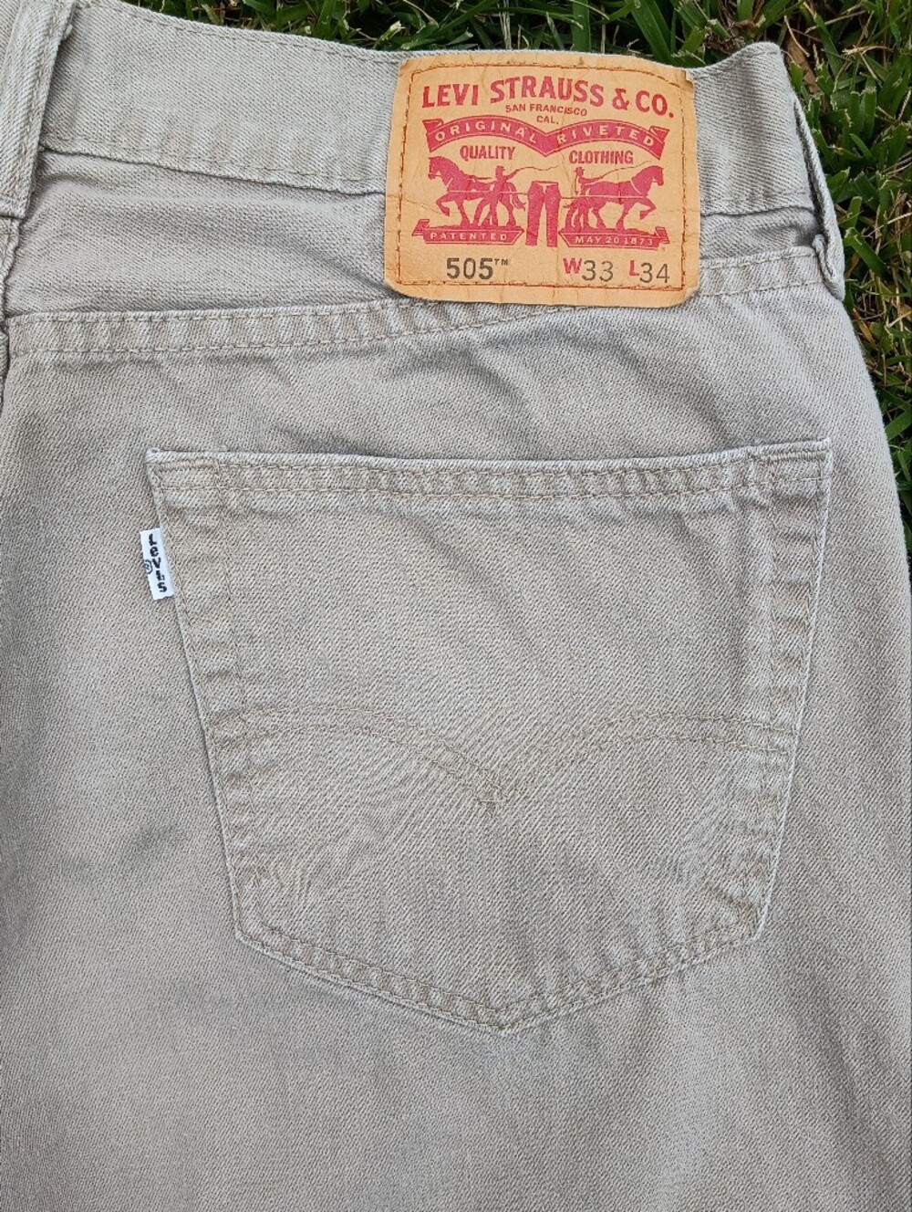 Levi's tan khaki 505™ pants with signature leather patch - Picture 5 of 11